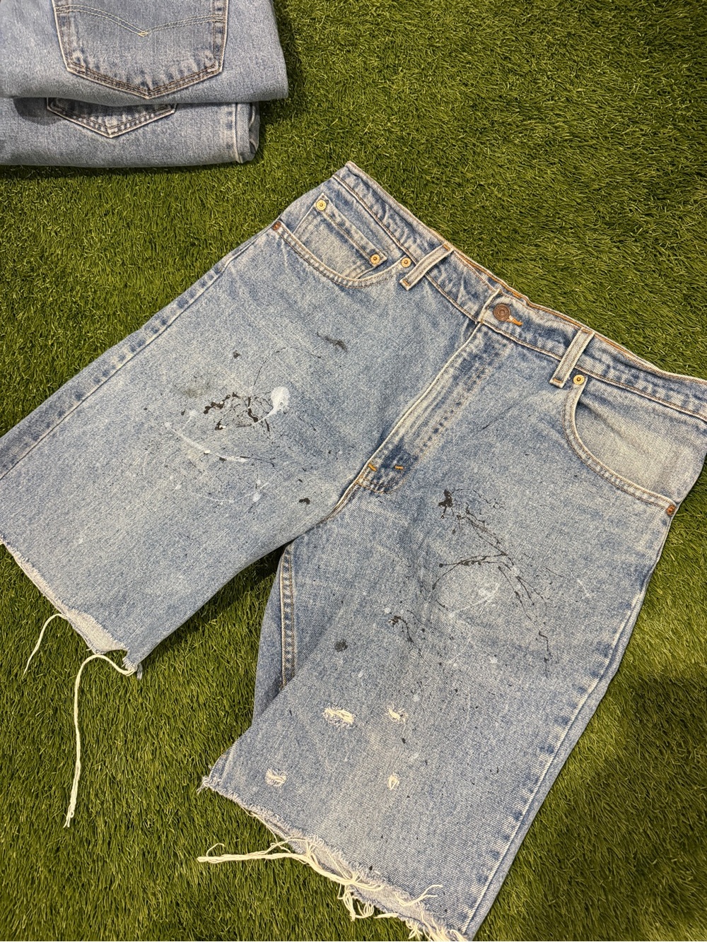 LEVIS 550 Light Blue Denim Cut-Off Men's Shorts - 34/36